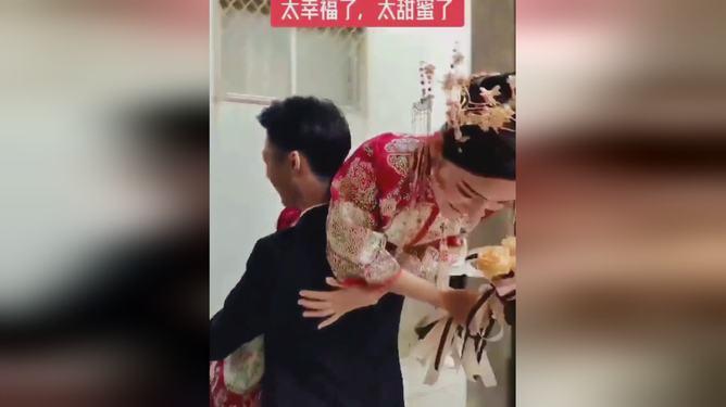 救援有趣的狮子
